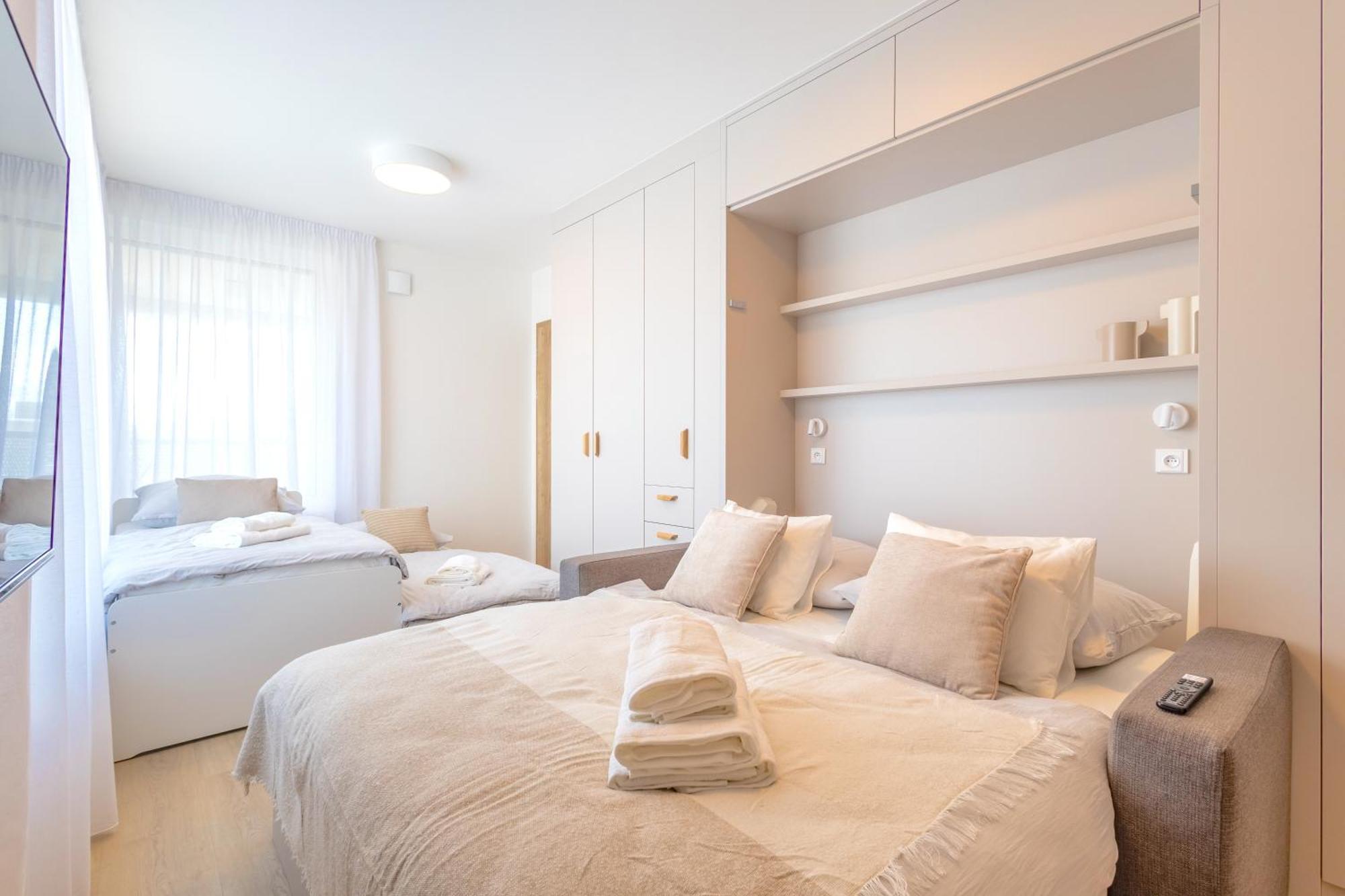 Bright 2br - 5th Floor, Balcony, Free Parking By Gravity * Praga