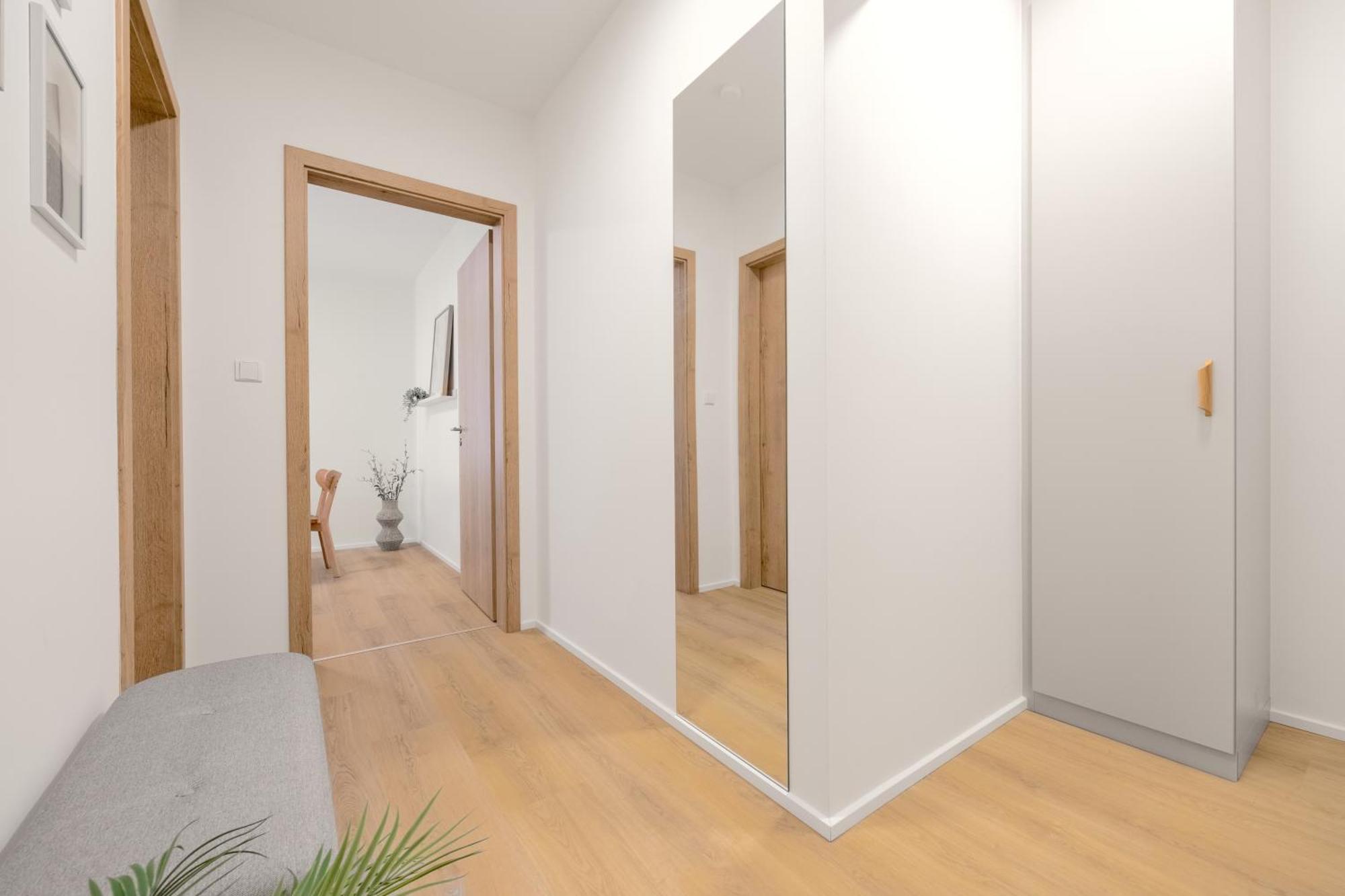 Bright 2br - 5th Floor, Balcony, Free Parking By Gravity Praga