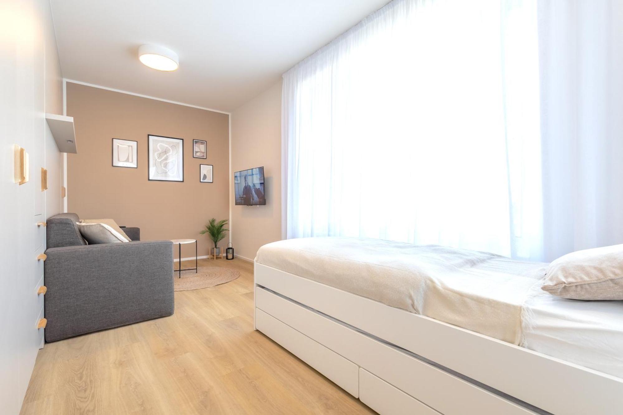 Bright 2br - 5th Floor, Balcony, Free Parking By Gravity Praga