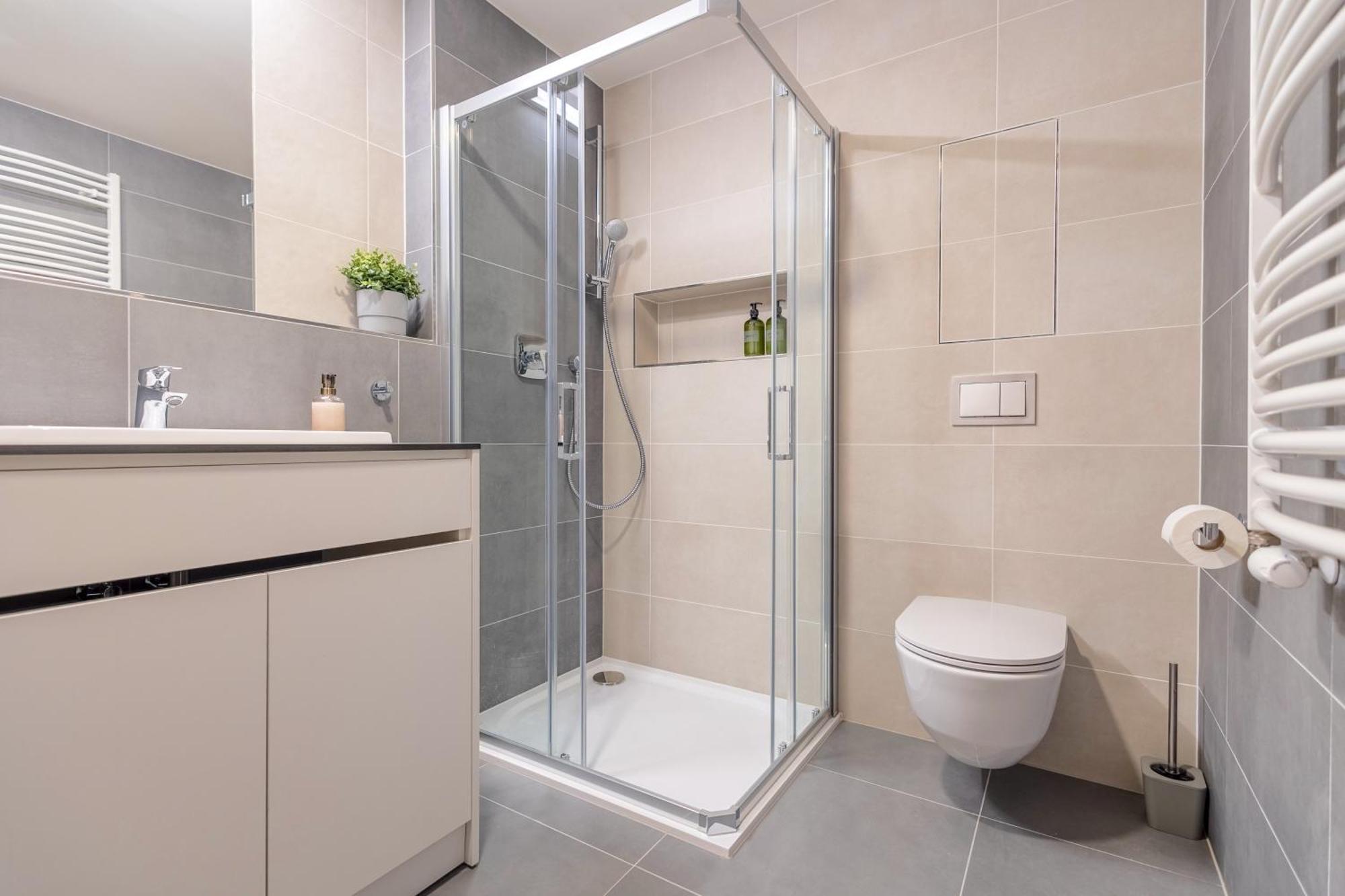 Bright 2br - 5th Floor, Balcony, Free Parking By Gravity * Praga