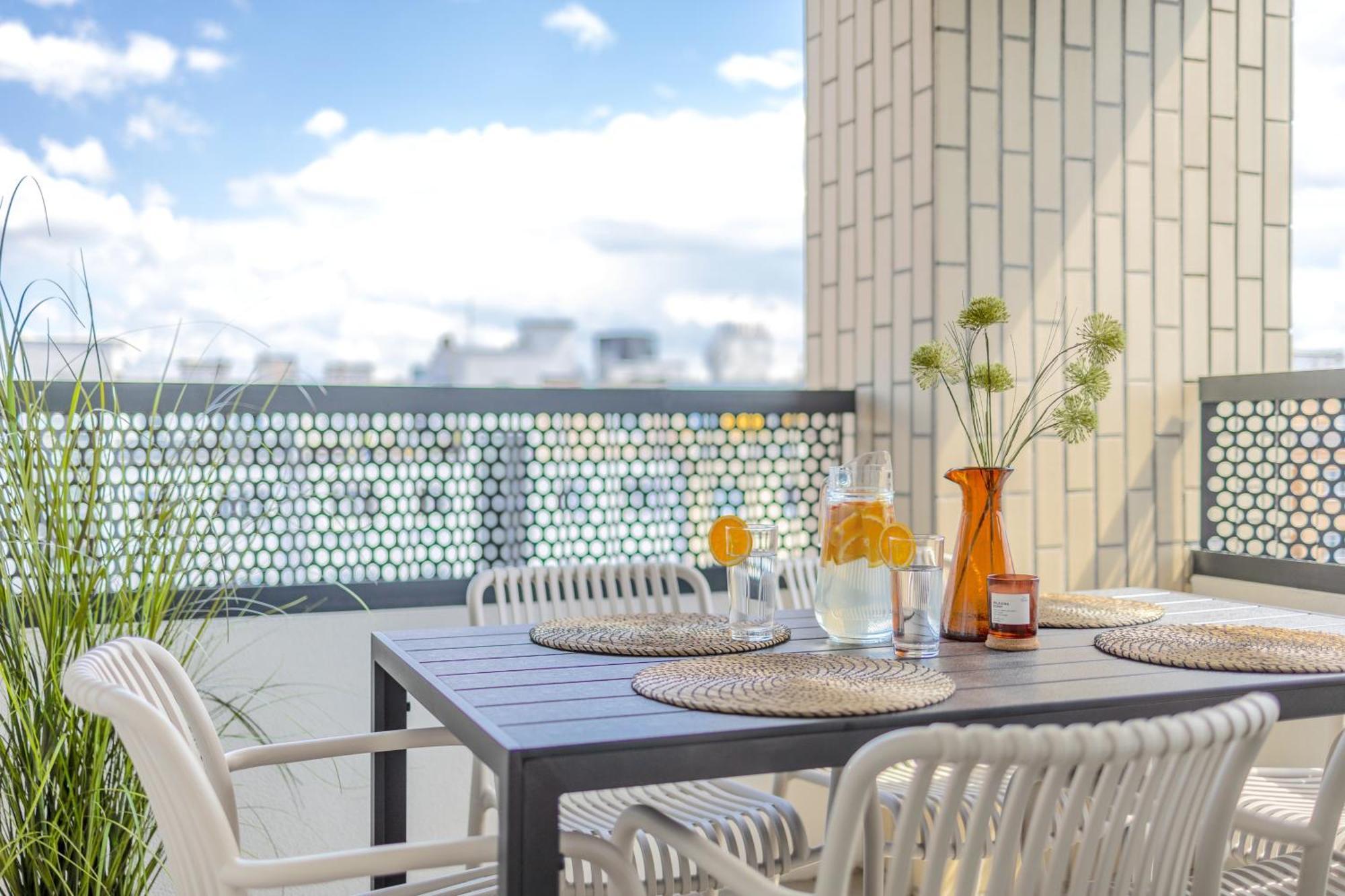 Bright 2br - 5th Floor, Balcony, Free Parking By Gravity Praga